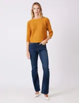 Buzo de silueta relajada confeccionado en tejido acanalado, con cuello redondo y mangas tres cuartos estilo japonés. Presenta un diseño fluido y cómodo.