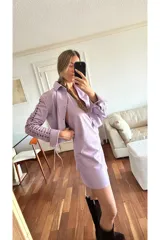 Minivestido lila con cuello halter y espalda descubierta.