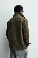 Cazadora regular fit de piel con acabado de ante con efecto vintage, cuello de solapa, manga larga, bolsillos de plastrón en el delantero y cierre frontal de botonadura.