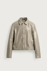 Chaquetas y sobrecamisa cropped fit de efecto vinilo en color gris, con cuello solapa, manga larga con puño abotonado y cierre frontal con botones a presión.