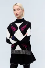 Sweater de punto negro con cuello alto y diseño de jacquard con rombos blancos y bordado de flores fucsia.