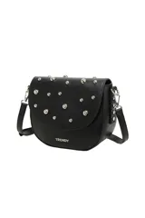 Bandolera Trendy de cuero sintético negro, con solapa redondeada decorada con tachas metálicas plateadas y la marca impresa en la parte inferior. Incluye correa ajustable y desmontable.