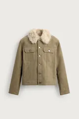 Cazadora cropped fit de algodón color verde militar, con cuello solapa y forro interior de tejido efecto pelo crudo. Cuenta con cierre frontal de botones metálicos, bolsillos con solapa en el pecho y bolsillos de vivo en la cadera.