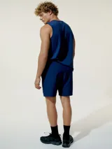 Bermuda deportiva de corte recto y largo medio, confeccionada en tejido técnico ligero de color verde oliva. Cuenta con cintura elástica y bolsillos laterales.