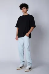 Jean de corte mom fit en color celeste claro, confeccionado en denim resistente con diseño de tiro alto y pierna holgada.