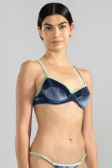 Conjunto de bikini azul con textura de terciopelo a rayas finas, con corpiño con aro y bombacha con corte en V y reguladores ajustables en la cintura.
