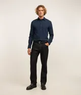 Camisa masculina de manga larga, cuello inglés y cierre frontal de botones, confeccionada en poliamida con elastano y tecnología performance.