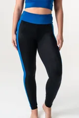 Calza deportiva de tiro alto con cintura elástica reforzada. Presenta un diseño bicolor que combina paneles laterales y faja con estampado animal print en tonos coral y turquesa sobre una base negra.