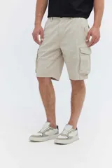 Bermuda cargo color beige de corte recto, con bolsillos laterales amplios con solapa y bolsillos traseros. Presenta largo a la rodilla y costuras definidas.