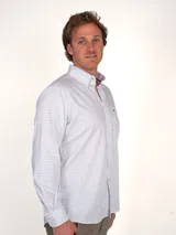 Camisa de corte clásico con estampado de cuadros en tonos rosados y celestes, con cuello abotonado, manga larga y bolsillo frontal con detalle bordado.