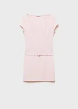 Vestido corto de corte recto y entallado, color rosado, con cuello barco, mangas cortas y detalle de cinturón decorativo en la cintura.