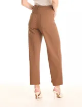 Pantalón wide leg negro de tiro alto, con pretina con pasadores, botón y cierre. Incluye bolsillos en la parte delantera y trasera.