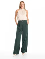 Pantalón palazzo de satén color verde oscuro, con tiro alto, pretina delantera con pasadores, cierre y botón, y pretina trasera elastizada. Cuenta con bolsillos verticales delanteros y corte amplio.