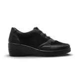 Zapato casual de mujer color negro, con diseño de cordones elásticos y combinación de texturas en cuero y gamuza con detalles perforados en el lateral.