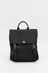 Mochila urbana de nylon color negro, con solapa superior, bolsillo frontal con cierre y correas ajustables. Presenta detalles metálicos y asa superior.