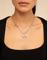 Charm con forma del símbolo del zodiaco Acuario, diseñado con una estética inspirada en un clavo, fabricado en metal con baño de plata.
