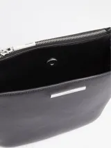 Bandolera negra de Calvin Klein con correa ajustable, cierre con botón a presión magnético y placa con logo de metal en la parte delantera.