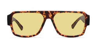 Lentes de sol estilo aviador con montura carey y lentes amarillas.