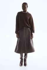 Buzo de tejido suave con lana, de corte holgado con hombros caídos, cuello redondo, puños y bajo acanalados.