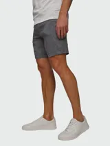 Short de vestir color beige, confeccionado en una mezcla de lino y algodón. Presenta un corte recto, bolsillos laterales y un cordón ajustable en la cintura.