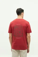 Remera de manga corta color ladrillo con cuello redondo y logo de la marca estampado en el pecho.