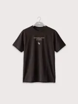 Remera de algodón oversize de color negro, con cuello redondo, manga corta y estampa frontal minimalista en tono claro con texto y coordenadas de Cabo Polonio.