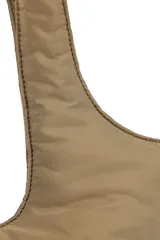 Bolso shopper color canela, con bolsillo frontal y doble asa de hombro.