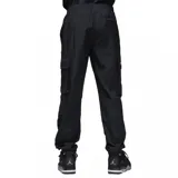Pantalón cargo negro de tejido ligero con cintura elástica y bolsillos laterales con solapa.