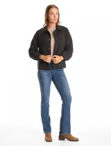 Chaqueta capitoneada de color negro con diseño de rombos, cuello con solapa, cierre frontal con botones metálicos y bolsillos delanteros.