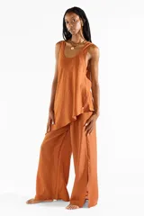 Pantalón ancho color terracota de tencel, con pretina elástica y aberturas laterales en las pantorrillas.