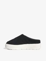 Mules Adidas Rivalry negras con suela de plataforma blanca.