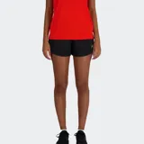 Short deportivo negro de tejido elástico, corte estándar, con slip incorporado transpirable y cordones orientados hacia el exterior.