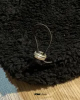 Canguro color marrón claro, con capucha y cordones ajustables, forrado con polar y reguladores en la cintura para ajustarlo.