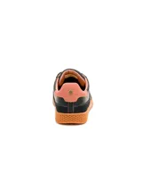 Sneaker Cat modelo Pause Retro, de diseño urbano con combinación de cuero y textil en color negro, detalles en color salmón en el talón y suela de goma color caramelo con textura hexagonal.