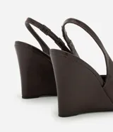 Zapato de tacón tipo anabela y punta fina, color marrón, con tira elástica trasera.