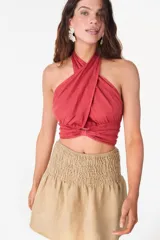 Minifalda de lino color rojo, de tiro alto con pretina fruncida y diseño holgado.