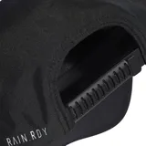 Gorra Adidas negra con logo reflectivo, confeccionada con tecnología RAIN.RDY impermeable. Diseño de seis paneles con visera curvada y cierre ajustable en la parte posterior.