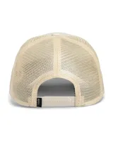 Gorra tipo trucker Goorin Bros modelo Menace de color beige, con cinco paneles, frente estructurado, malla trasera transpirable y cierre ajustable snapback. Cuenta con un parche frontal cuadrado con un bordado detallado de una serpiente y la palabra "Menace".