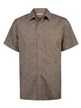 Camisa de manga corta RKF, color marrón, con estampado sutil de pequeños cactus y calaveras. Presenta cuello camisero y cierre frontal con botones de madera.