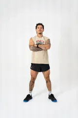 Short deportivo negro con estampado abstracto en tonos grises, con abertura lateral y logo estampado en blanco. Incluye suspensor interno de lycra de microfibra.