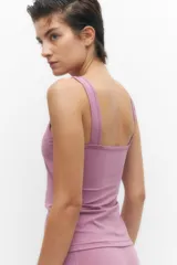 Musculosa deportiva negra de lycra con espalda deportiva.
