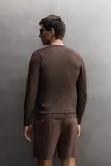 Camiseta técnica de manga larga Zara Athleticz, color marrón, de ajuste slim fit con cuello redondo y costuras decorativas.
