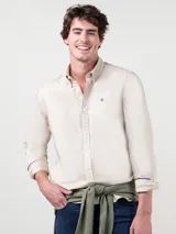 Camisa lisa de hombre, color beige, confeccionada en algodón con acabado vintage, corte regular fit, cuello button-down, cierre frontal de botones, manga larga y logo bordado en el pecho.