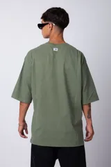 Remera de corte oversize, color blanco, con cuello redondo y mangas cortas amplias, confeccionada en algodón.