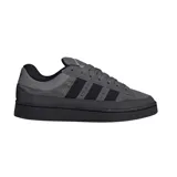 Championes Adidas Campus ST de color gris con franjas negras, diseño inspirado en la estética urbana de los años 90 y 2000, exterior de cuero con refuerzos de gamuza y suela de caucho resistente.