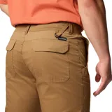 Pantalon cargo Columbia modelo Landroamer Twill, color marron, con bolsillos laterales con solapa, bolsillos traseros con cierre a presion y dobladillo ajustable con cenidor.