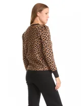 Buzo de tejido de punto con estampado animal print, cuello redondo, mangas largas y puños y ruedo acanalados en color negro.