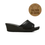 Sandalia de taco chino Usaflex modelo Gemma, color negro, confeccionada en cuero y material textil, con diseño de una sola tira ancha en el empeine y plataforma corrida.