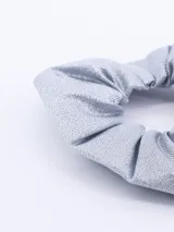 Colero plateado con textura brillante.