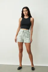 Short negro de tiro alto con cintura elastizada y lazo para ajustar.